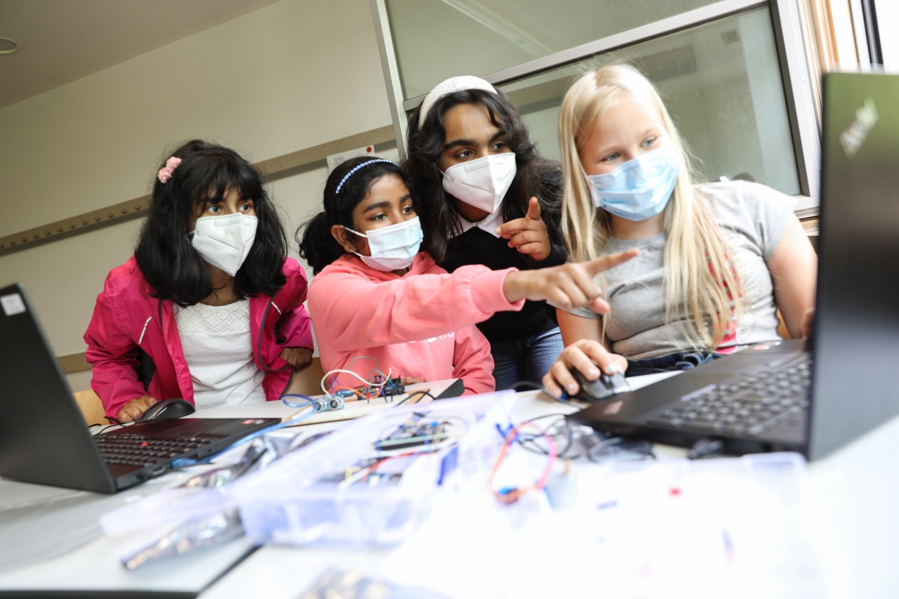 Eva (links), Rithika, Dhairyaa und Vasylisa tüfteln im Team der "jungen Ingenieure" bei der "Adventure School".