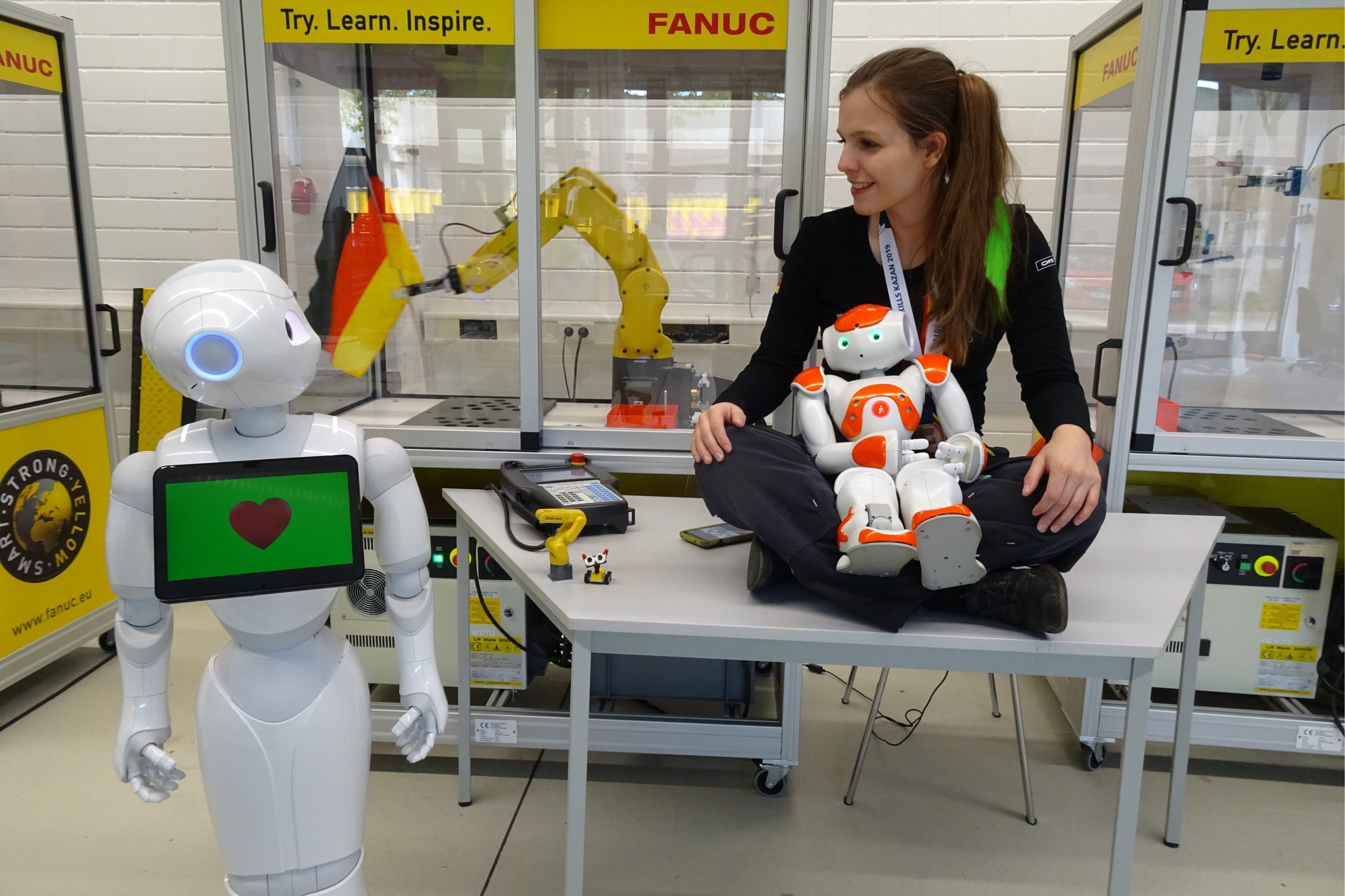 Sophie Charlotte Keunecke mit den Robotern Pepper und Nao. 