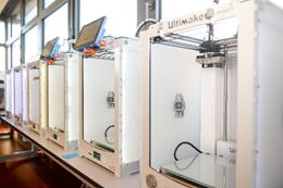 Eine Reihe Ultimaker-3D-Drucker.