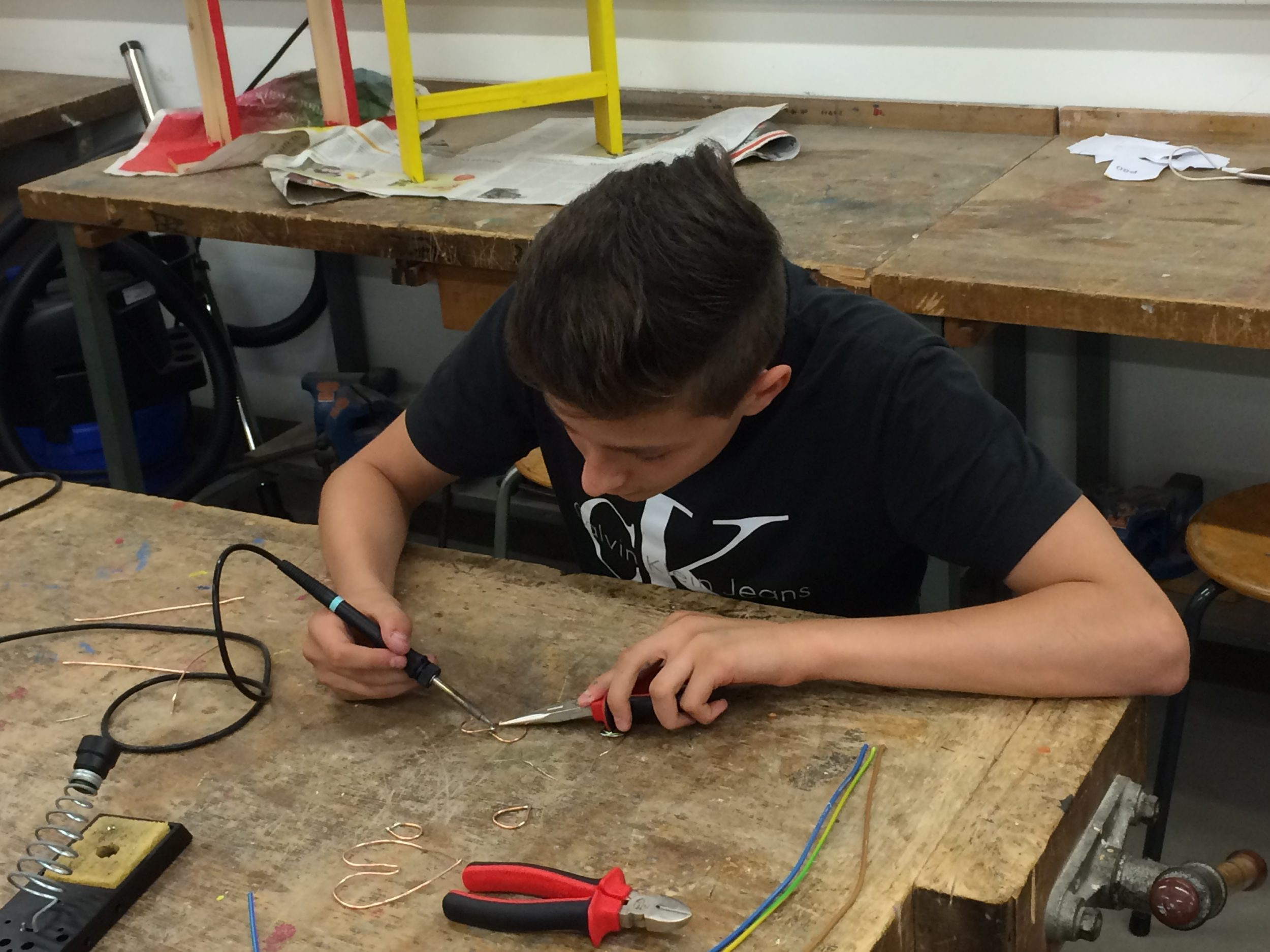 Ein Junge beim Löten.