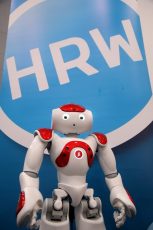 Ein Nao-Roboter wartet bereits, Foto: HRW, Bögeholz