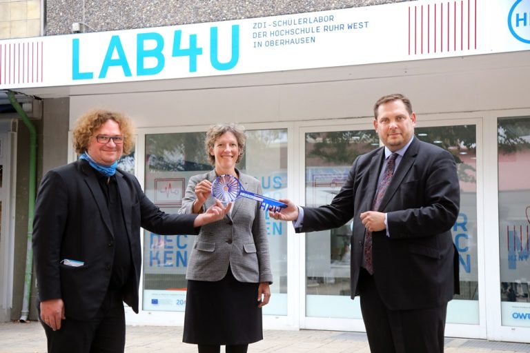 Oberhausen Belediye Başkanı Daniel Schranz (sağda), Üniversite Başkanı Prof. Dr.-Ing. Susanne Staude ve Prof. Dr. Uwe Handmann, fotoğraf: Kerstin Bögeholz/HRW