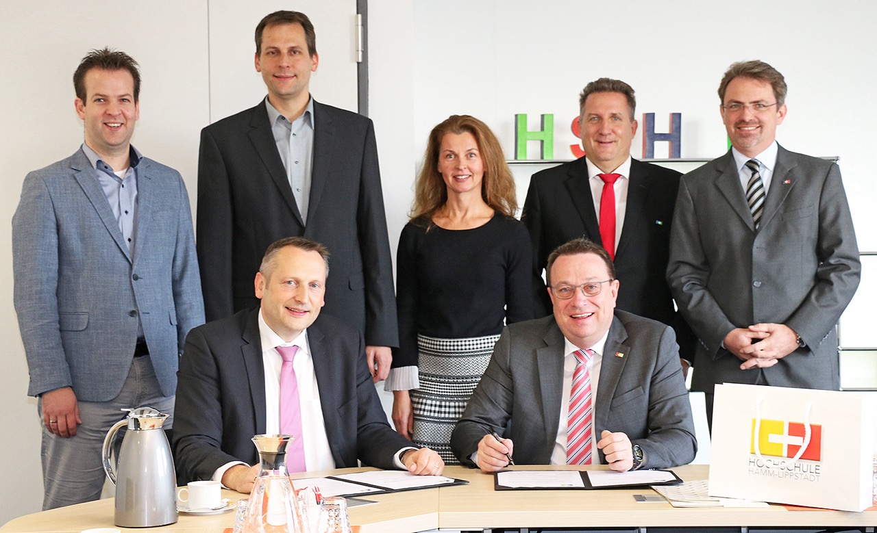 Back row (from left to right): Thorsten Kluger (Deputy Headmaster), Maik Bäumer (Head of Administration Anne Frank High School), Prof. Dr.-Ing. Petra Rolfes-Gehrmann, Prof. Dr. Peter Britz, Prof. Dr.-Ing Jens Spirgatis (Department Hamm 2, HSHL) Front row (from left to right): Marcel Damberg (Principal), Prof. Dr. Klaus Zeppenfeld (HSHL President)