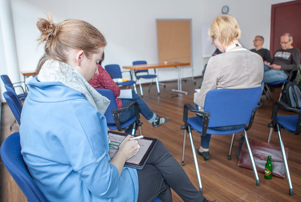 Menschen schreiben etwas auf Zettel. 