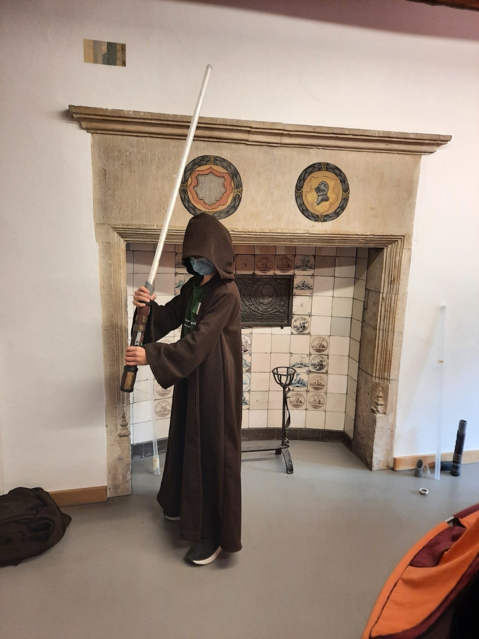 A star warrior with a self-sewn cowl and lightsaber at the zdi holiday course in the zdi network in the district of Coesfeld.