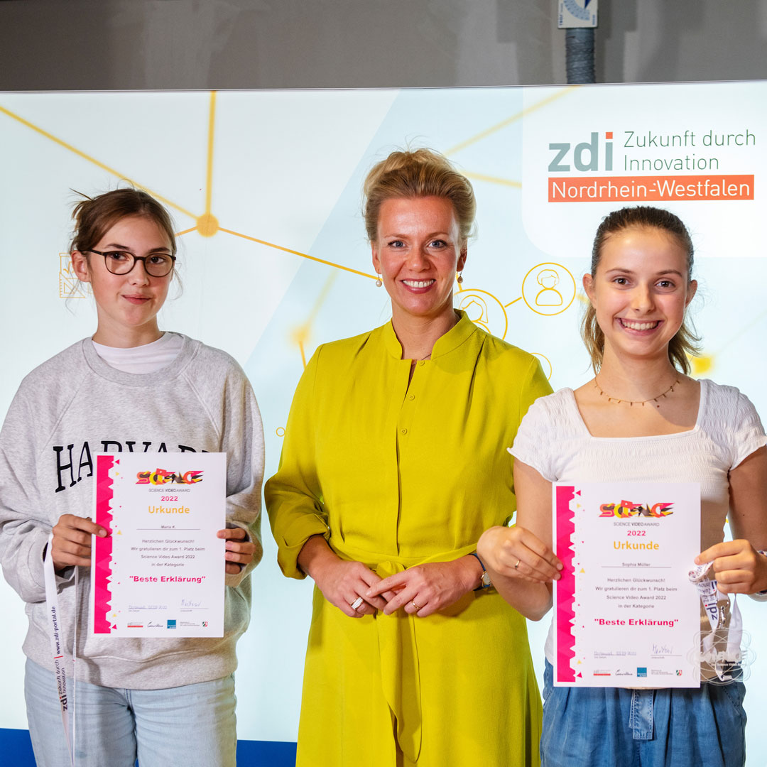 Победители в категории «Лучшая декларация» с министром Иной Брандес. © zdi.NRW