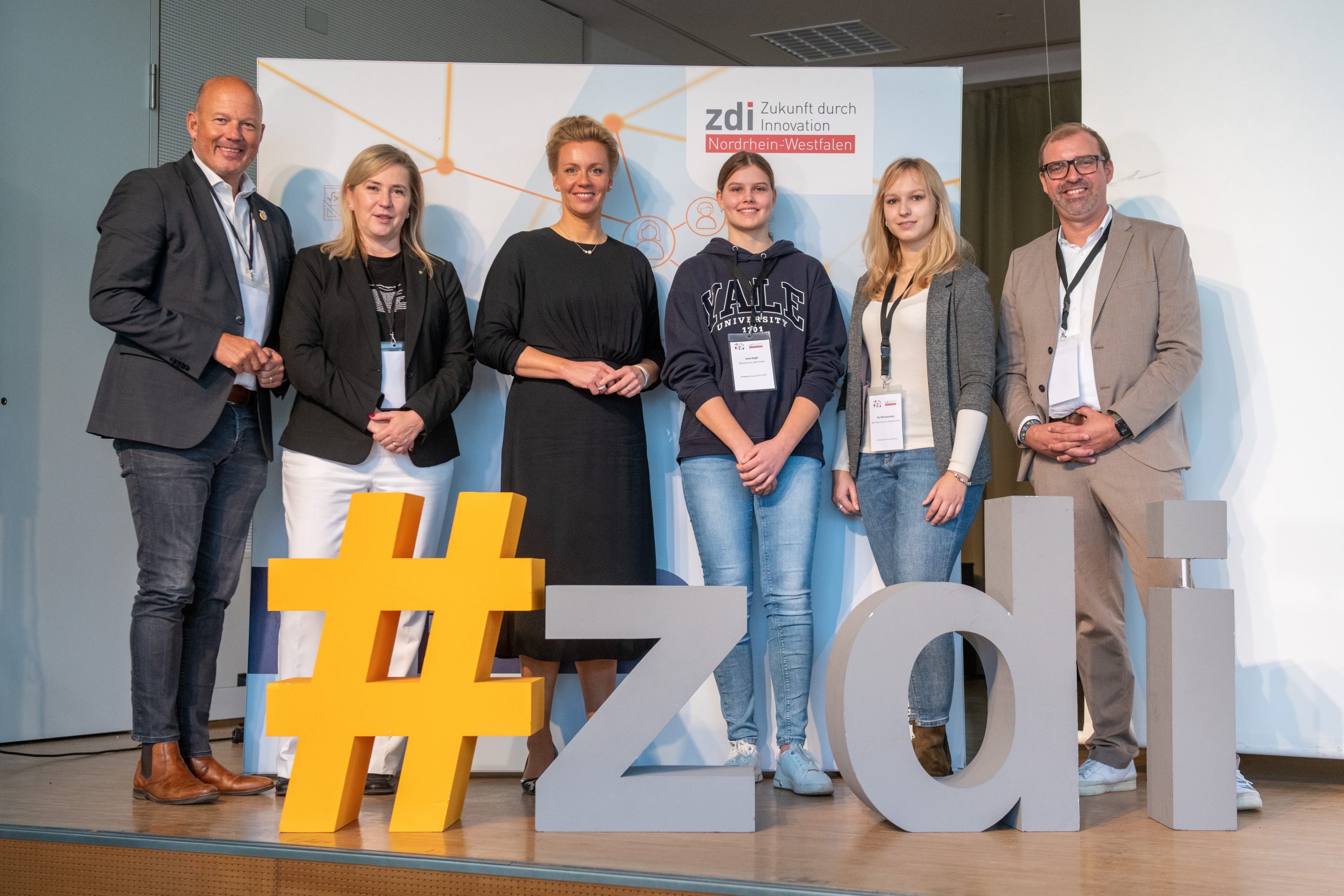 From left to right: District Administrator Frank Rock, Mayor Susanna Stupp, Minister Ina Brandes, student Lena Engel, chemical laboratory assistant Pia Münstermann and coordinator of the zdi center Mönchengladbach, Axel Tillmanns.