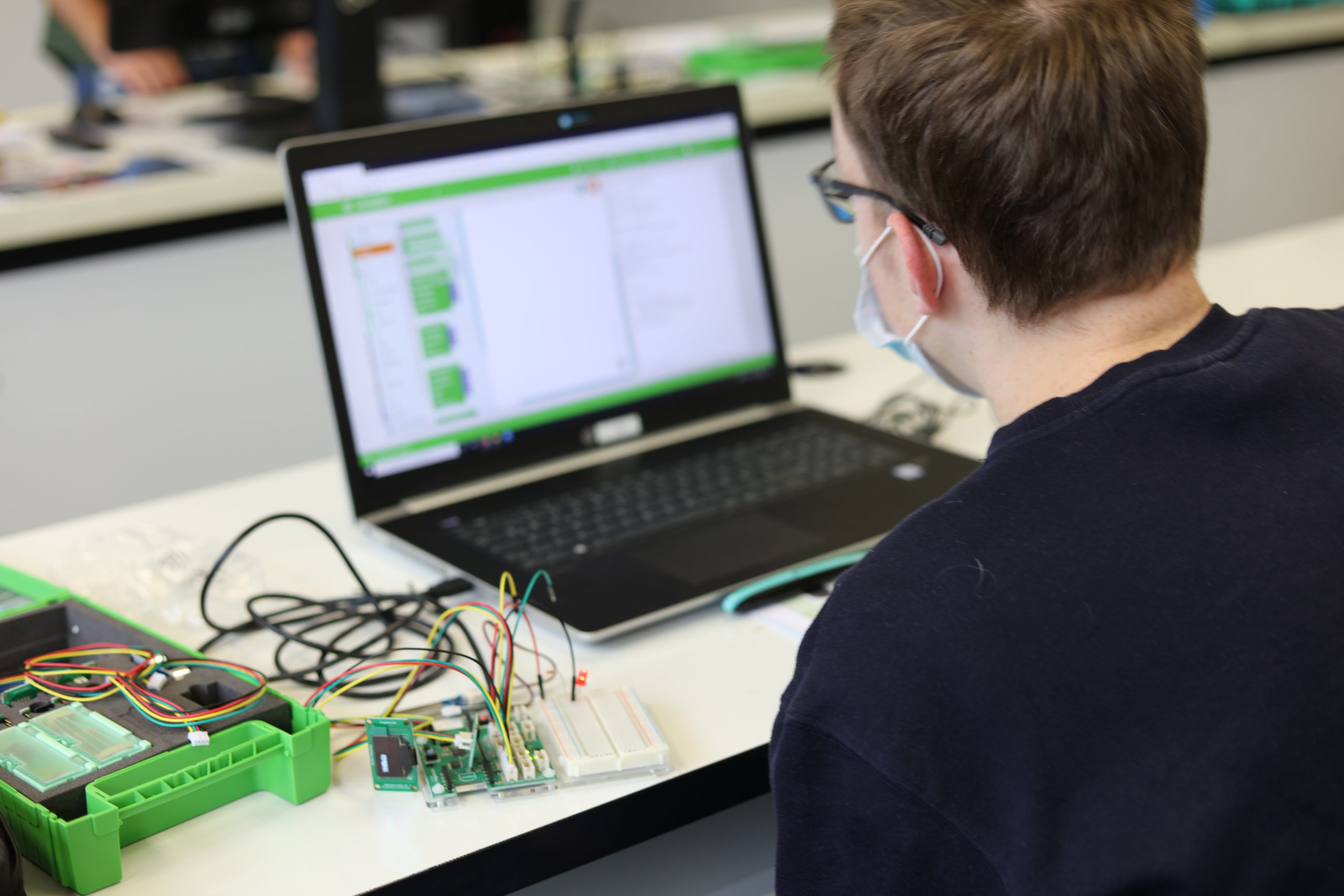 Ein Schüler programmiert einen Mikrocontroller.