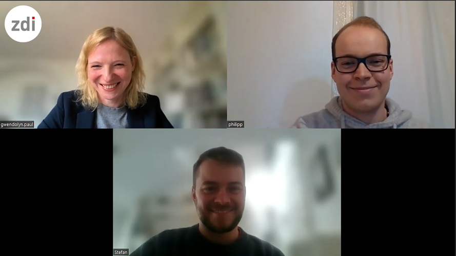 The picture shows a screenshot from the online conversation. Gwendolyn Paul can be seen on the top left, Philipp Lindner on the right and Stefan Lindner in the bottom middle. Everyone smiles for the cameras. The zdi logo is in the top left corner.