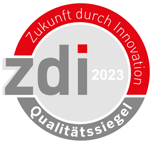 Die Grafik zeigt das Logo des zdi-Qualitätssiegels für das Jahr 2023 in den Farben rot, grau und weiß.