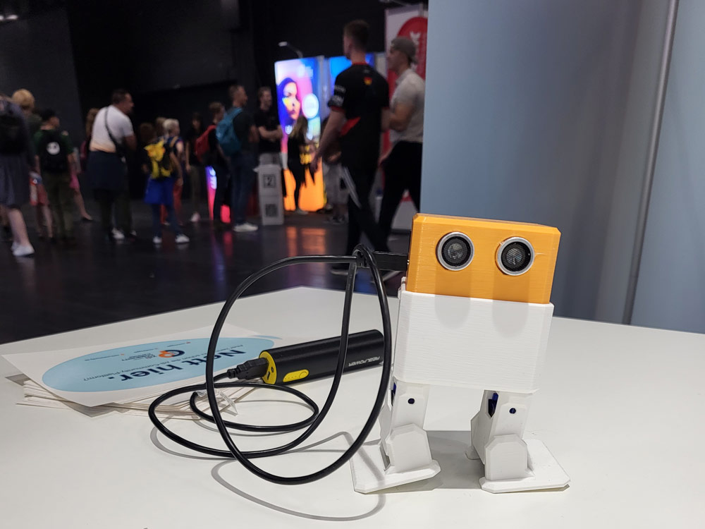 The photo shows the little robot Otto at the zdi.NRW stand at Gamescom.