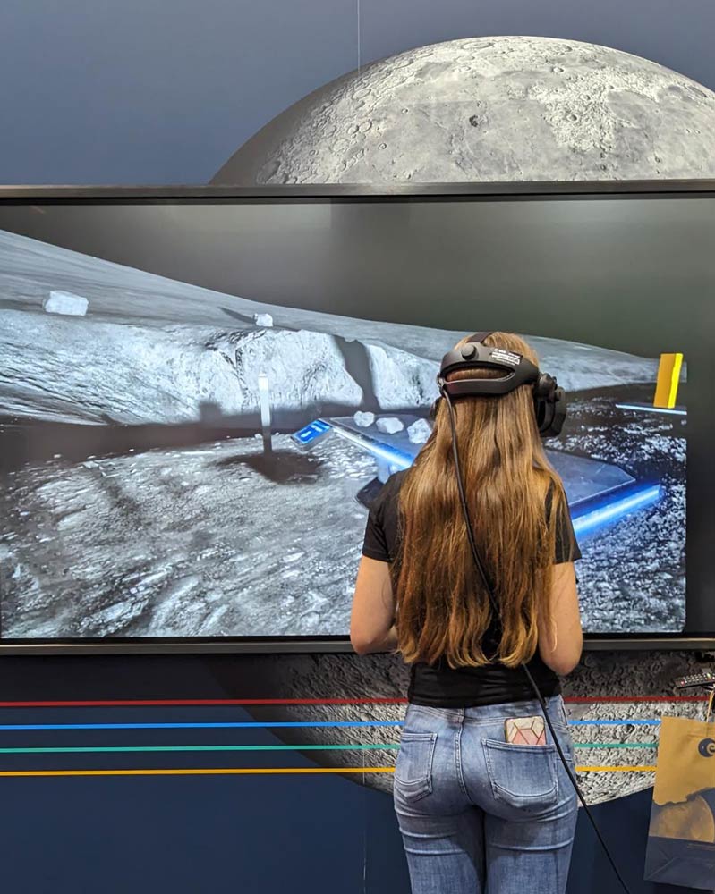 Das Foto zeigt Elena vom zdi-Jugendbeirat bei einer virtuellen Mondwanderung am Stand der easa auf der Gamescom.