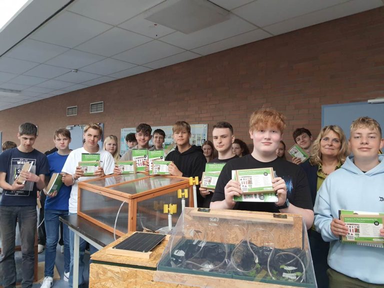The students of the Heriburg-Gymnasium proudly show the zdi Science League prizes and their greenhouses.