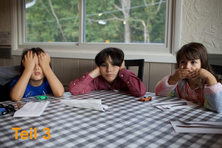 Фотография имеет декоративную функцию. На ней изображены трое детей, сидящих за столом. Тот, что слева, закрывает глаза, тот, что посередине, закрывает уши, тот, что справа, закрывает рот. В левом нижнем углу написано «Часть 3».