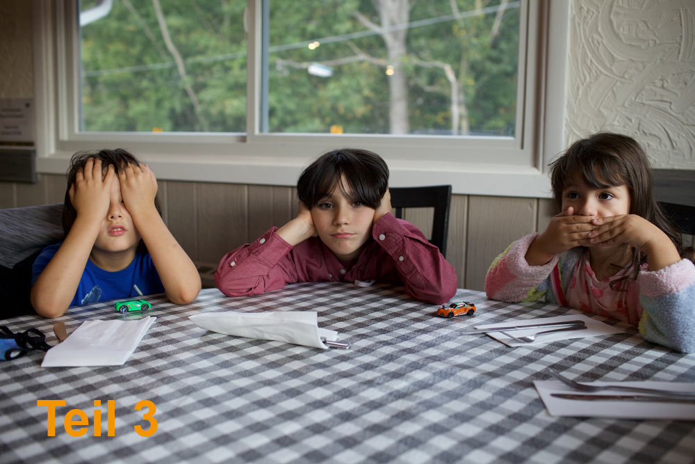 The photo has a decorative function. It shows three children sitting at a table. The left covers its eyes, the middle covers its ears, the right covers its mouth. It says "Part 3" in the lower left corner.