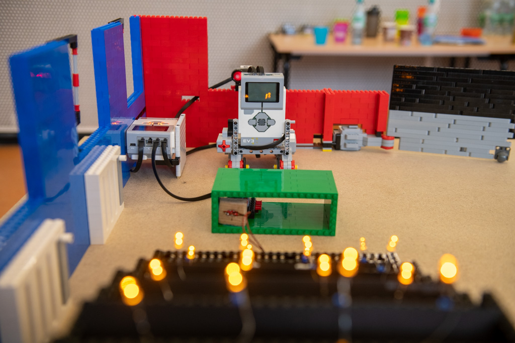 Стіл із змагальним роботом zdi Роботи Lego на ньому.