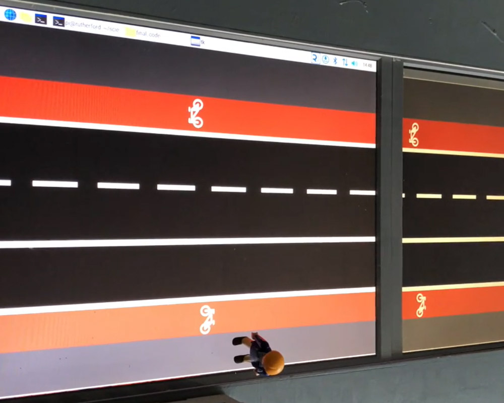 Ein Computerbildschirm mit zwei Monitoren, der eine Straße zeigt.