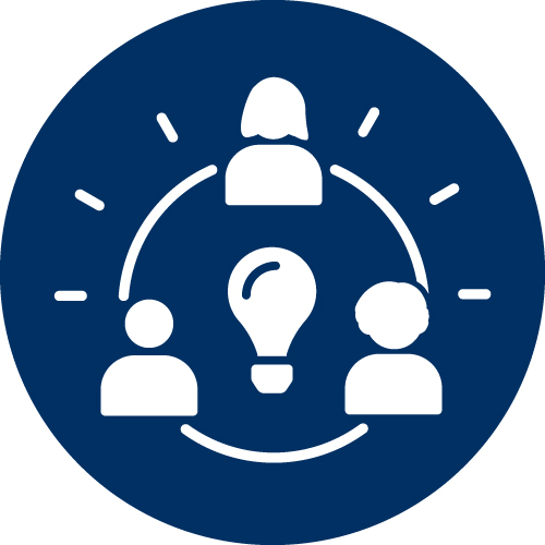 Das Bild zeigt drei Personen, die in einem Kreis um eine Glühbirne herum verbunden sind, was für Zusammenarbeit und Ideenaustausch steht. Der Hintergrund ist ein dunkelblauer Kreis.