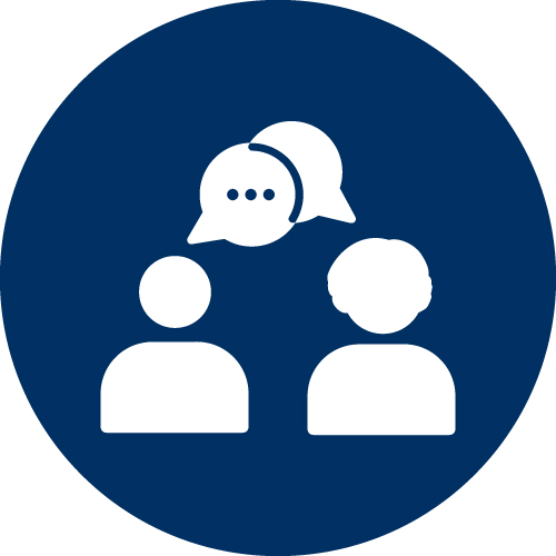 Das Bild zeigt zwei vereinfachte menschliche Figuren mit Sprechblasen über ihren Köpfen auf einem dunkelblauen, kreisförmigen Hintergrund, der auf Kommunikation oder ein Gespräch hinweist.