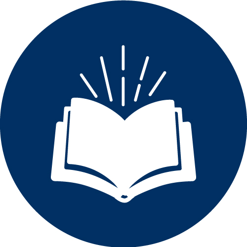 Ein weißes Symbol eines aufgeschlagenen Buches mit Linien darüber wird auf einem dunkelblauen, kreisförmigen Hintergrund gezeigt. Die Linien suggerieren Licht oder Ideen.