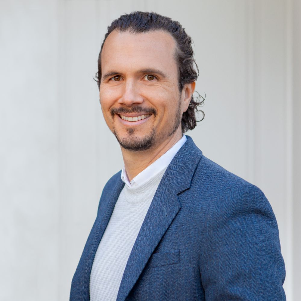 Das Foto zeigt Niels Lichtenthäler, einen Mann mit Bart und braunen Haaren, der freundlich in die Kamera lächelt. 