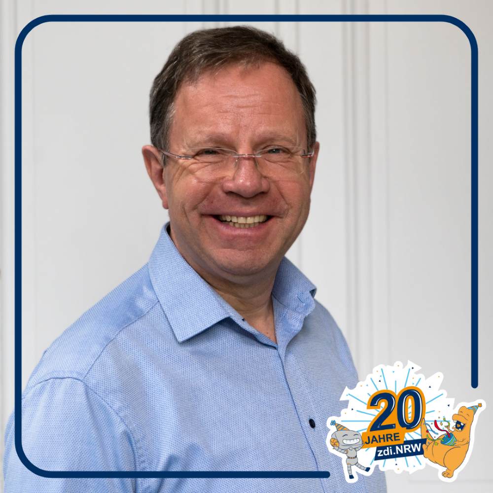 Das Foto zeigt Werner Pfeifenroth, einen Mann mit Brille, der in die Kamera lächelt.