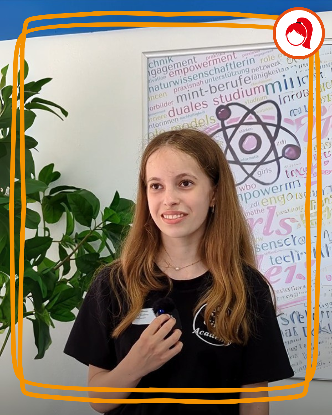 zdi-Heldin Sarah lächelt in die Kamera und hält ein kleines Ansteckmikrofon in der Hand.