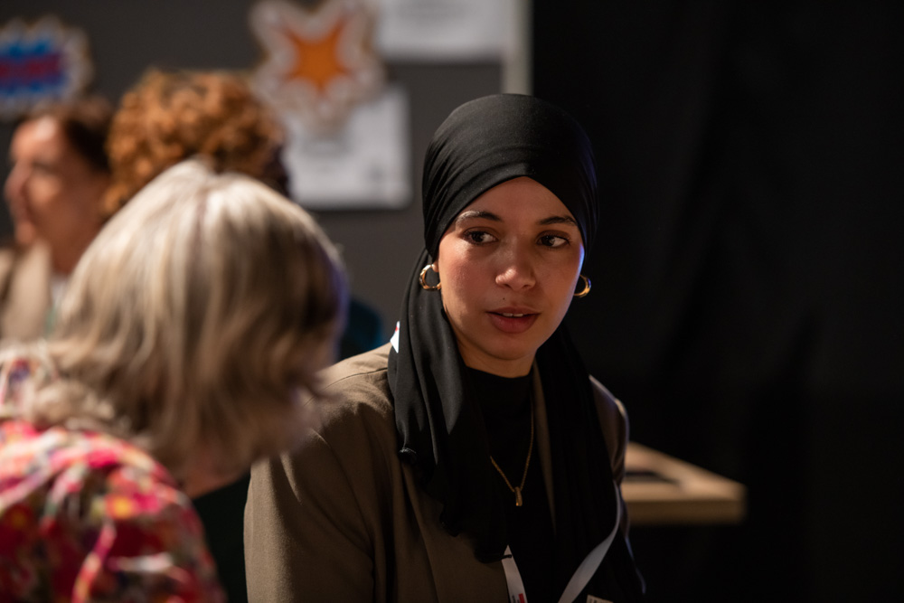 Zwei Personen unterhalten sich.