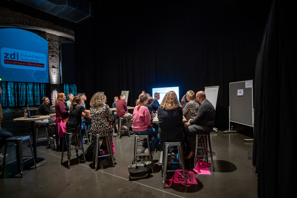 Mehrere Personen verfolgen einen Workshop.