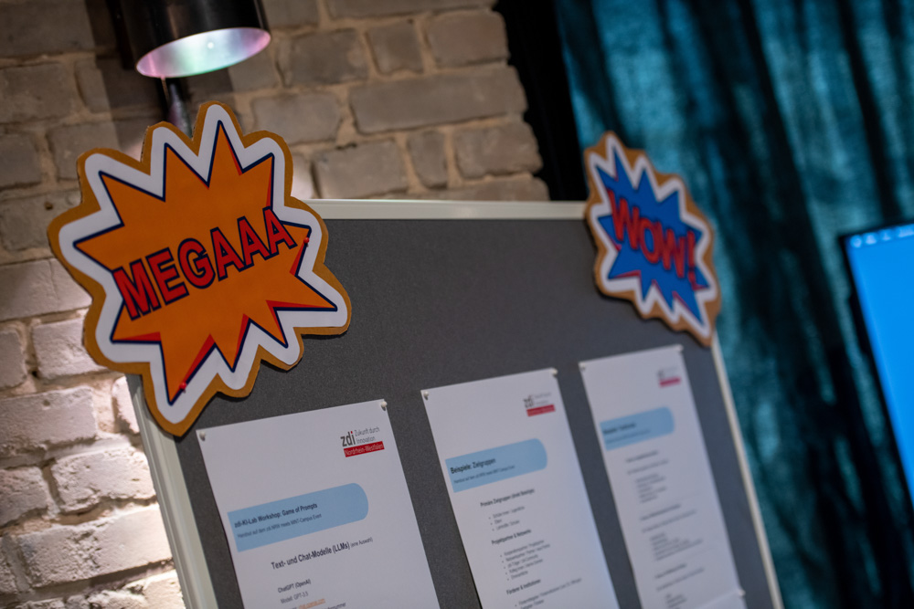 An einer Pinnwand hängen Zettel und Sticker.