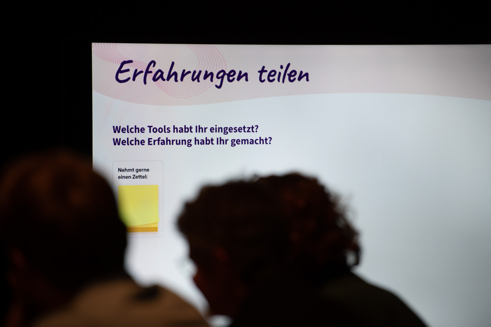 Eine Präsentation ist zu sehen.