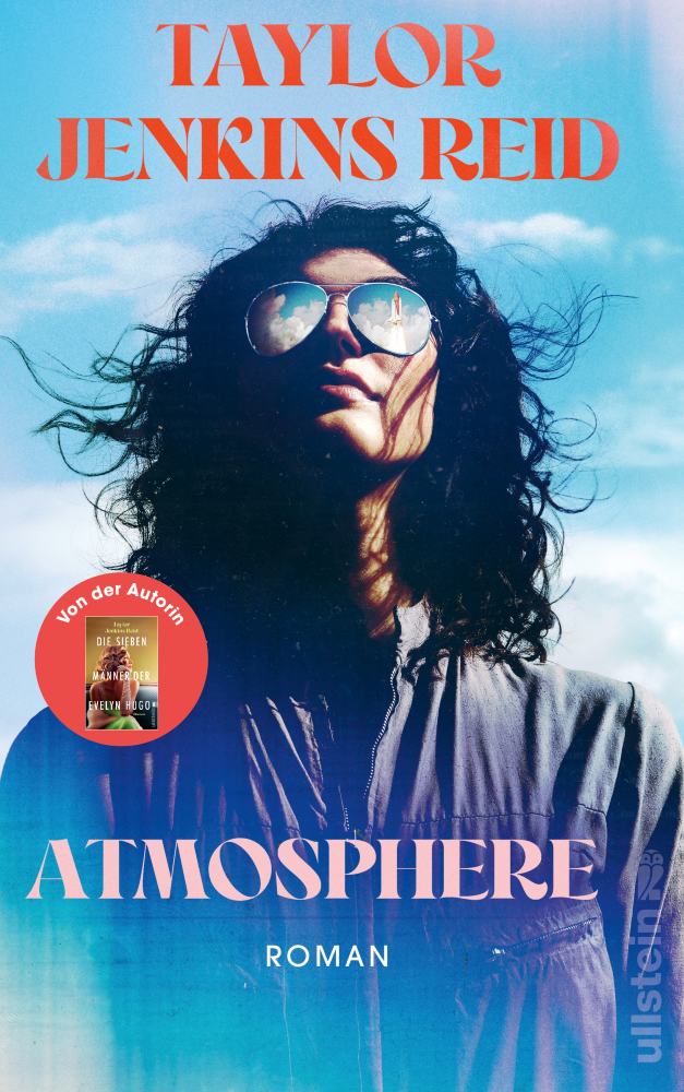 Das Buchcover für "Atmosphere" von Taylor Jenkins Reid zeigt eine Person mit lockigem Haar und Sonnenbrille unter blauem Himmel. Ein roter Kreis hebt die anderen Werke der Autorin hervor.