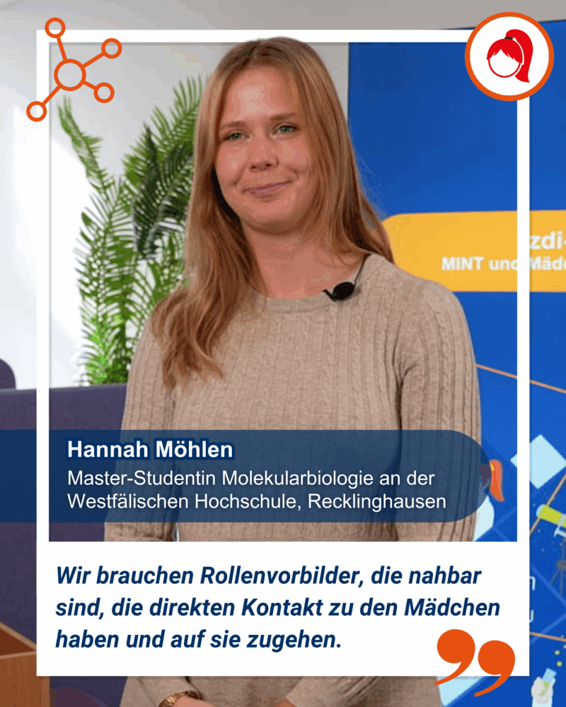 Eine junge Frau mit langen blonden Haaren und einem hellbraunen Pullover steht in einem Innenraum neben einer Pflanzen- und Wissenschaftsausstellung. Der Text nennt sie Hannah Möhlen, eine Masterstudentin der Molekularbiologie an der Westfälischen Hochschule in Recklinghausen. Sie sagt: "Wir bauchen Rollenvorbilder, die nahbar sind, die direkten Kontakt zu den Mädchen haben und auf sie zugehen."