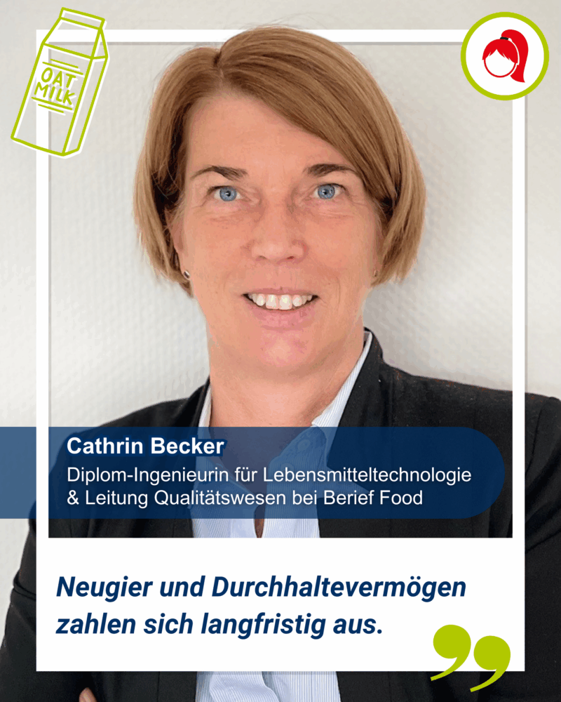 Eine Frau mit kurzen braunen Haaren, die einen schwarzen Blazer und ein blaues Hemd trägt, lächelt in die Kamera. Der Text gibt ihre Funktion bei Berief Food an. Sie heißt Cathrin Becker und ist Diplom-Ingenieurin für Lebensmitteltechnoligie & Leitung Qualitätswesen bei Berief Food. Ihr Zitat ist: "Neugier und Durchhaltevermögen zahlen sich langfristig aus."