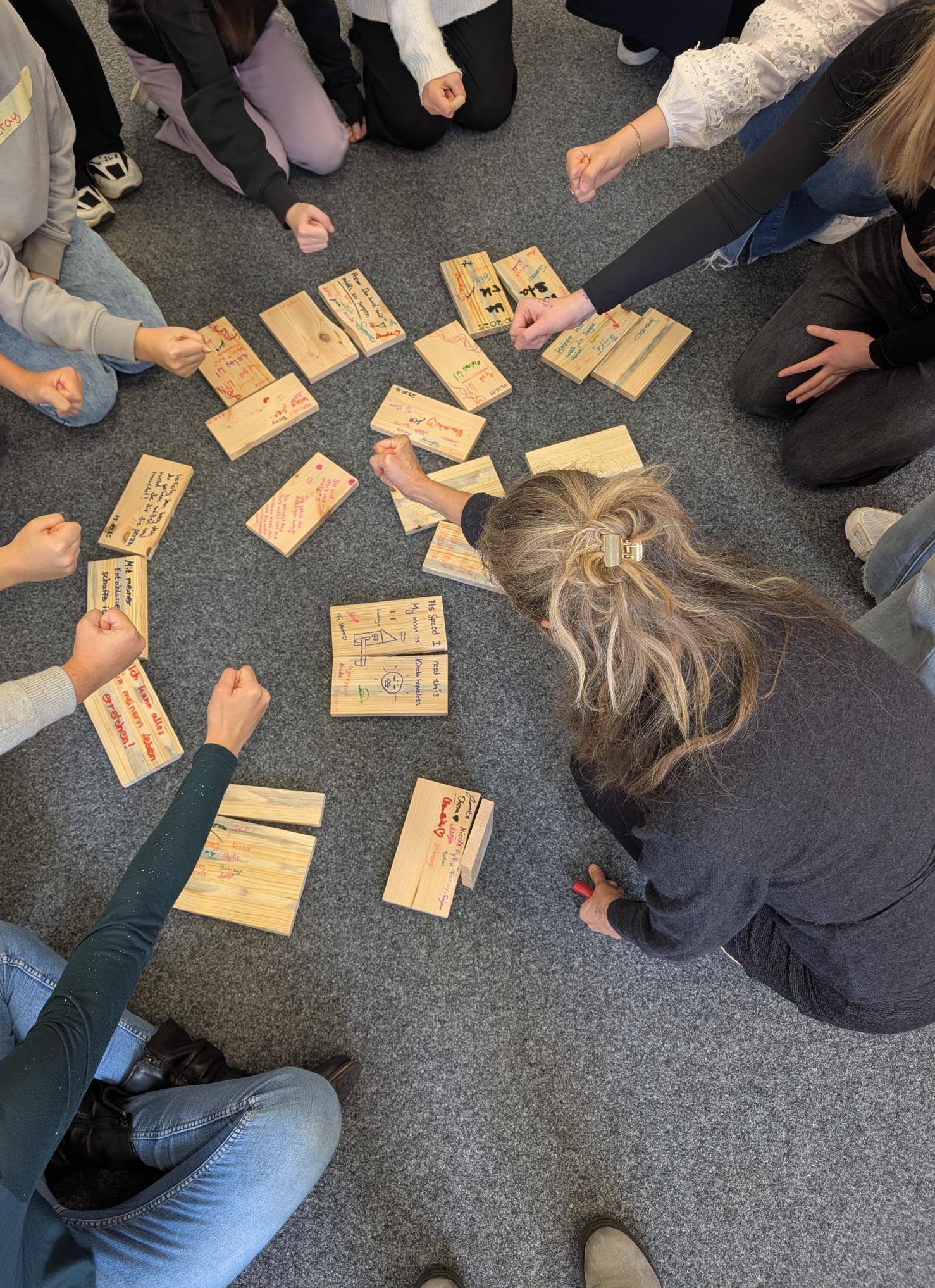 WenDo Trainerin und die Kursteilnehmerinnen im Kurs.